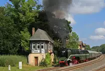 Auch die Schnellfahrlok 18 201 war am 01.09.2012 mit einem Sonderzug zu den XVIII.Meininger Dampfloktagen unterwegs. Hier passiert sie an der Ausfahrt Plaue(Th�r.)das sch�ne historische Stellwerk Ps. Hoffentlich bleibt es der Nachwelt noch lange erhalten und f�llt nicht dem Abri�wahn zum Opfer!