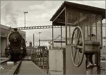 Damit der Elefant, R�ssel voraus wieder Richtung Fribourg zur�ckfahren kann, wird der Koloss auf der Drehscheibe in Lausanne gedreht.
C 5/6 2978 in Lausanne am 2. Sept. 2012
Der Bereich der Drehscheibe war f�r die Dampffahrt �ffentlich zug�nglich.
