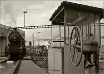 Damit der Elefant, R�ssel voraus wieder Richtung Fribourg zur�ckfahren kann, wird der Koloss auf der Drehscheibe in Lausanne gedreht.
C 5/6 2978 in Lausanne am 2. Sept. 2012
Der Bereich der Drehscheibe war f�r die Dampffahrt �ffentlich zug�nglich.
