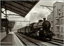 Wenn ein Elefant in der Mittagspause nach Lausanne kommt, werden keine Bahnbilder geschaut, sondern welche gemacht, auch wenn Licht und Technik mich dann bei der Bildbearbeitung zu S/W greifen lie�en. 
SBB C 5/6 2978 in Lausanne.
2. Sept. 2012