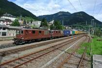 Eine Doppeltraktion Re 4/4 der BLS vor einem G�terzug bei Durchfahrt in Airolo. Bei den Loks handelt es sich um die Nummern 163+175, 02.09.2012.