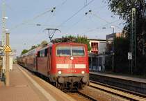 Am sp�ten Abend des 2.September 2012 donnert die 111 015-4 mit eine RE4 durch B�ttgen nach Aachen.