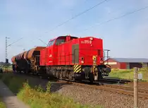 Mit drei Selbstentladewagen kommt die 203 111-0 unweit des Bahn�bergang Str�mperweg am 2.9.2012