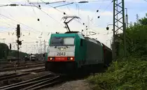 Die Cobra 2843 f�hrt mit einem gemischten G�terzug aus K�ln-Gremberg nach Antwerpen-Noord(B) bei der Ausfahrt aus Aachen-West und f�hrt in Richtung Montzen/Belgien bei Sonne und Wolken am 2.9.2012.