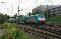 Die Cobra 2807 kommt mit einem italienischen Glastransporterzug aus Charleroi Dry Port(B) nach Dresden-Friedrichstadt(D) und f�hrt in Aachen-West ein bei Wolken am 2.9.2012.