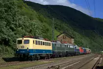 Am 22.07.2012 zog die 140 423 einen Lokzug bestehend aus E40 128, E50 096, E10 348, 111 001 und vier Personenwagen von N�rnberg nach Koblenz L�tzel. Hier bei Kaub am Rhein.