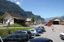 Bahnhof Meiringen 2012. Heute Parkplatz statt Drehscheibe und Abstellgleise. Einziges �berbleibsel sind die zwei ausrangierten G�terwagen (Gb-v 2212 + 2213) am G�terschuppen, denen man vorne und hinten das Gleis abgeschnitten hat. (15.08.2012)