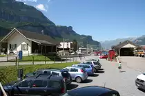 Bahnhof Meiringen 2012. Heute Parkplatz statt Drehscheibe und Abstellgleise. Einziges �berbleibsel sind die zwei ausrangierten G�terwagen (Gb-v 2212 + 2213) am G�terschuppen, denen man vorne und hinten das Gleis abgeschnitten hat. (15.08.2012)