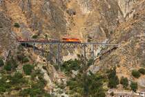 FCCA 1015 (GE C39-8) rollt talw�rts - Puente Challape - 12.09.2011