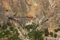 FCCA 1015 (GE C39-8) rollt talw�rts - Puente Challape - 12.09.2011