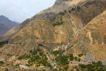 FCCA 1015 (GE C39-8) rollt talw�rts - Puente Challape - 12.09.2011