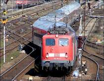 115 116-6 mit NZ1449 schlngelt sich ber seine Fahrstrasse in Richtung Binz.   (Stralsund am 17.04.06) 