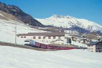 RhB Schnellzug 541 von Chur nach St.Moritz am 26.02.1998 bei Celerina mit E-Lok Ge 4/4III 643 - D 4226 - B 2347 - B 2357 - B 2494 - A 1256 - A 1264 - WR 3816/17 - B 2382. Hinweis: gescanntes Dia
