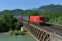 1016 003 mit einem LKW-Walter am 16.06.2012 bei der �berquerung der Salzach in Golling-Abtenau.
