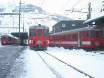 Drei Pendelzge der FO nach Disentis, Brig und Gschenen treffen sich in Andermatt. (26.11.2002)