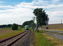 Nachschuss - VT 262 der vectus (95 80 0648 662-4 D-VCT) ein LINT 41 f�hrt am 02.09.2012 �ber den Oberwesterwald, hier bei Hachenburg  in Richtung Hattert. Die Masten sind hier so schief, denn wer kennt das Lied nicht: „�ber deine H�hen pfeift der Wind so kalt  . Er f�hrt die Oberwesterwald-Strecke (KBS 461) als RB 28: Limburg/Lahn-Westerburg-Hachenburg-Altenkirchen-Au/Sieg. Gesellschafter der vectus Verkehrsgesellschaft mbH sind die Hessische Landesbahn (74,9%) und die Westerwaldbahn (25,1%).