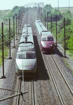 Diese beiden TGVs der ersten Generation (1984 ...) haben unmittelbar vor dem Abzweig Dijon auf der  alten  Sd-Strecke eine Relativgescwindigtkeit von ber 500 km/h.
August 2001 - Minolta X 500 - Minolta MD-Rokkor 300 mm - Fuji Superia 200