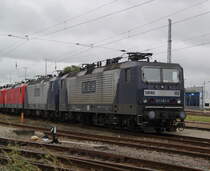 143 286-3+143 191-5 abgestellt im BW Rostock Hbf da hintern stehen noch paar unbekannte 112er rum.07.09.2012 