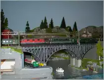 Die Re 4/4 II 11156 mit einem Schnellzug begegnet der noch gr�nen Re 4/4 II 11376 mit ihrem Regionalzug.
7. Sept. 2012