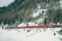 RhB Schnellzug 541 von Chur nach St.Moritz am 11.04.1998 Einfahrt Bergn mit E-Lok Ge 4/4III 648 - D 4221 - B 2425 - B 2381 - B 2392 - A 1227 - A 1269 - A 1267 - WR 3817/3816 - B 2567 - B 2454. Hinweis: gescanntes Dia
