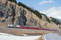 RhB Entlastungs-Schnellzug 1541 von Chur nach St.Moritz am 11.03.2000 zwischen Samedan und Celerina mit E-Lok Ge 4/4III 641 - 5x B - AB - A. Hinweis: Zug verkehrte planmig an [66] vom 18.12.1999 bis 11.03.2000, gescanntes Dia
