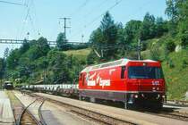 RhB Extra-Gterzug 6543 von Landquart nach Filisur am 27.06.1995 Einfahrt Filisur mit E-Lok Ge 4/4III 641 - Rw 8242 - Rw 8263 - Rw 8222 - Rpw 8237 - Rw 8244 - Rw 8267 - Rw 8264 - Rw 8241. Hinweis: Umleitungsverkehr wegen Streckensperrung Saas, Ladung = Betonsegmente fr Vereina-Nord, gescanntes Dia
