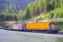 �BB L�sch- und Rettungszug mit Lok 2043 037 und Transportwagen, Aufnahme am 20.07.2008 in Bahnhof B�ckstein