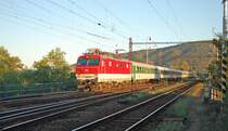 350 019-6 mit EC 270 „Avala“ Belgrad – Budapest – Prag l�uft gegen die Abendsonne vor Knotenbahnhof Dev�nska Nov� Ves/Theben-Neudorf (SK); 09.09.2012