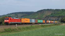 152 124-4 hat am 5.09.12 einen langen Containerzug am Haken und bringt diesen Richtung s�den. Aufgenommen bei Himmelstadt.