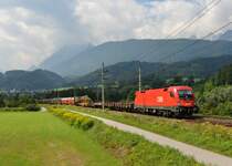 1116 119 mit einem G�terzug am 11.08.2012 unterwegs bei Terfens.