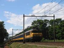 1748 mit IC 1949 Den Haag CS-Venlo bei Vlierden am 19-7-2012.