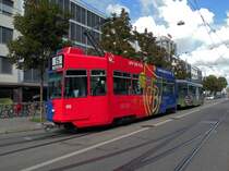 Selten kann man den FCB Motorwagen 490 mit dem B4S 1480 und der VW Werbung der ASAG ohne den dritten Wagen fotografieren. Am 13.09.2012 wurde der Vollwerbezug auf der Linie 15/16 eingesetzt. Hier steht der Zug an der Haltestelle Heiliggeistkirche.
