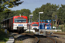 Zentraler Knotenpunkt im Liniennetz der AKN ist der Bahnhof Ulzburg S�d. Dort treffen sich vertaktet die Z�ge der Linie A3 (aus Elmshorn), A2 (Norderstedt Mitte), A1 (Neum�nster und Hamburg-Eidelstedt), was gute Umsteigeverbindungen zur Folge hat. Der aus 3 VT2E bestehende Zug in der linken Bildh�fte verl�sst diesen Knotenpunkt als A1 nach Eidelstedt am 15.10.2009.