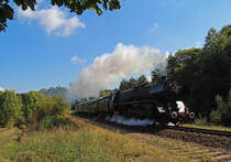 Nachdem sich 01 150 im Jahr 2005 schon einmal ziemlich ausgebrannt f�hlte, kann sie nun wieder zeigen was in ihr steckt. Auch Dank der gleichnamigen Eisenbahnstiftung und vieler Spender ist diese besondere Lokomotive ab sofort wieder betriebsf�hig. Hier erklimmt sie anl��lich ihrer Probefahrt am 13.09.2012 die Steigung nach F�rtha, im Hintergrund zu sehen die Wartburg.