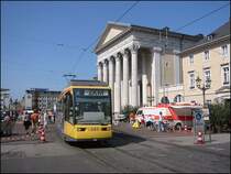 Niederflur-Stra�enbahnwagen 241 ist am 18.06.2006 auf der Linie 2 eingesetzt und verl��t gerade den Marktplatz in Karlsruhe. Von dort aus f�hrt die Bahn zun�chst zum Hauptbahnhof und dann weiter zum Zentrum f�r Kunst und Medientechnologie (ZKM). Dort ist aber nicht Endstation f�r die Linie 2, denn es geht weiter in den Stadtteil Knielingen, den die  Linie 2 seit der Fahrplan�nderung im Mai bedient. Das Bauwerk mit den S�ulen im Hintergrund ist die Evangelische Stadtkirche des Baumeisters Friedrich Weinbrenner.