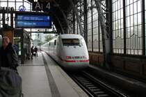 Hier f�hrt ein ICE1 auf seiner Fahrt nach M�nchen am aus 12.9.12 in Hamburg-Dammtor aus.