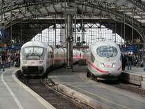 Ein InterCity und ein ICE 3 treffen sich am 27. August 2012 im K�lner Hbf.