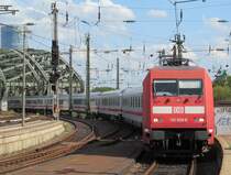 101 020-6 erreicht am 27. August 2012 mit einem IC den K�lner Hbf.