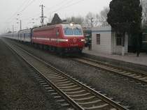 SS7E 0075 zieht einen Schlafzug irgendwo auf der Strecke zwischen Shanghai und Xi'an durch den Morgen. Chinesische Schlafz�ge sind, sofern man die h�heren Komfortvarianten w�hlt, sehr hochwertig. Viele der chinesischen Loks und Wagen kommen aus Deutschland. April 2006