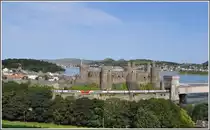 Der Virgin Train Pendolino 09.10 ab Euston nach Holyhead wird von einer f�nf- und einer siebenteiligen Einheit gef�hrt. Beim Schloss Conwy. (03.09.2012)