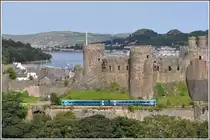 Der 09.09 Birmingham - Holyhead wird von einer Class 158 von Arriva gef�hrt. Links vom Schloss Conwy ist der Great Orme bei Llandudno zu sehen. (03.09.2012)