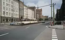 Rostock St�dtischer Nahverkehr SL 11 (Gotha-Tw 786) Lange Strasse / Kuhstrasse am 1. Juli 1990. - Seit 20. Mai 1961 fahren die Strassenbahnen durch die Lange Strasse. Diese Strasse, im Mittelalter die l�ngste Strasse der Stadt, lag nach dem Krieg in Ruinen. Beim Wiederaufbau in den Jahren 1953 bis 1958 errichtete man v�llig neue Geb�ude, die durch gotische Stilelemente an die Bautradition der hanseatischen St�dte ankn�pfen.