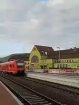 Bad Kreuznach, 15.09.2012, Abfahrt des p�nktlichen RE3 von Mainz Hbf nach Saarbr�cken Hbf. Der Zug wird zu der Tageszeit nur aus einer Ganitur gebildet, wochentags in den Hauptverkehrszeiten sind es immer 4 St�ck.
Der Bahnhof Bad Kreuznach wird  gerade modernisiert, das hat der auch n�tig. Die Strecke wird in einundhalb Jahren von der Regentalbahn AG �bernommen, dann fahren hier 648er.
