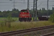 Am regnerischen Freitagnachmittag rangiert die DE 73 der HGK im Nievenheimer �bergabebahnhof einen Zug zusammen, der sp�ter am Tag von der 155 220 abgeholt wird . 14.9.2012