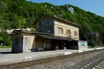 Hausen im Tal, der Bahnhof an der Donautalbahn k�nnte wieder mal etwas frische Farbe vertragen, Aug.2012