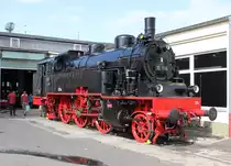 Vor dem Betriebswerk lie� sich 75 1118 die sp�t-sommerliche Sonne auf den Kessel scheinen. Aufgenommen am 01.09.2012 zu den 18. Meininger Dampflok-Tagen.