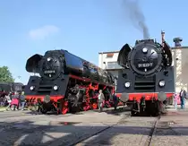 Im Werk Meiningen konnte man diese zwei gro�en alten Damen nebeneinander bewundern: 01 0509-8 und 01 1533-7. Aufgenommen am 01.09.2012 zu den 18. Meininger Dampflok-Tagen.
