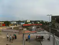 Anfang August 2012 fahrt der RE 333* in den Bad Kreuznacher Bahnhof ein. Er wird gerade modernisiert, wie man gut erkennen kann. Etwas weiter wurden neue Bahnsteige geschaffen, f�r die Zeit w�hrend des Umbaus. Au�erdem wurden statt den Unterf�hrungen Holztreppen aufgebaut.