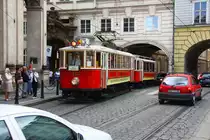 Strassenbahn Prag/CZ : Altbau TW 412 auf Stadtrundfahrt bei der Karlsbr�cke - 08/08/2012