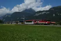 De 110 021-3 zieht am 10.8.12 den Golden-Pass IR 2221 von Interlaken Ost Richtung Meiringen, hier kurz vor Meiringen.